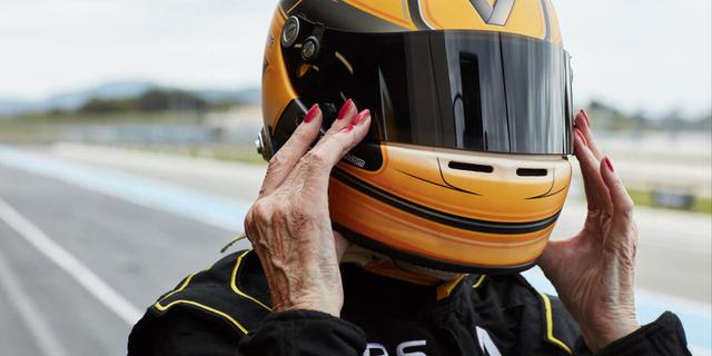 史上最强女司机，拉力赛场争第一，年近八旬能开F1！