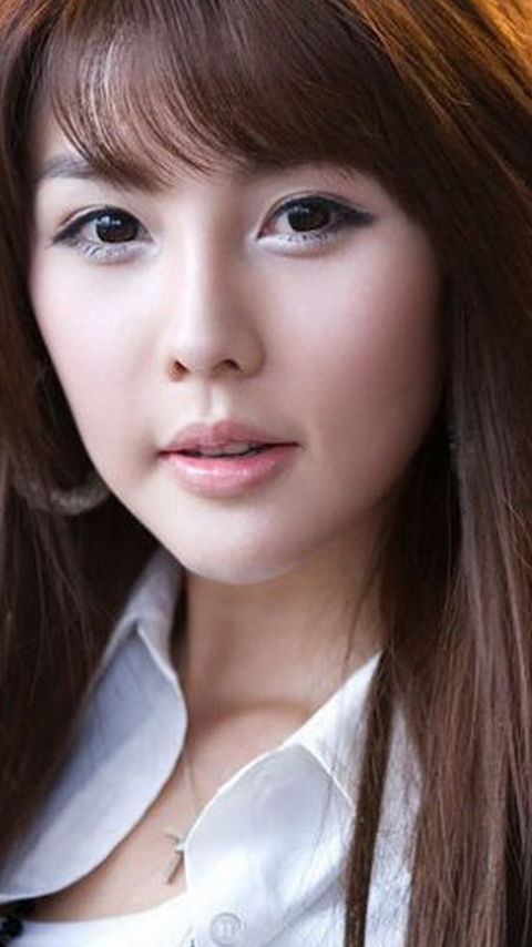 著名韩国美女车模李智友手机壁纸