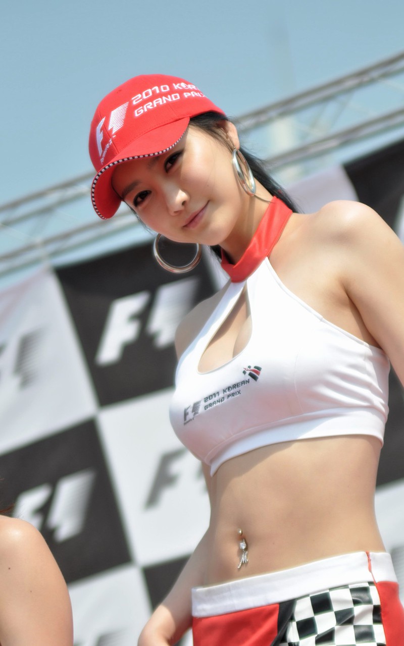 美女车模带着红色棒球帽在F1赛场上手机壁纸
