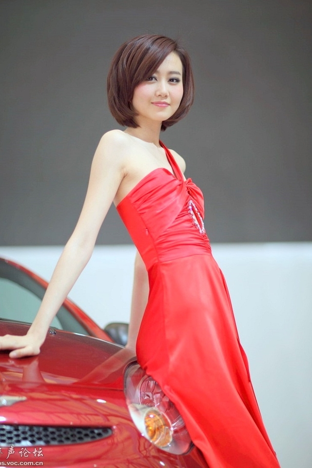 车展上的红裙美女车模手机壁纸