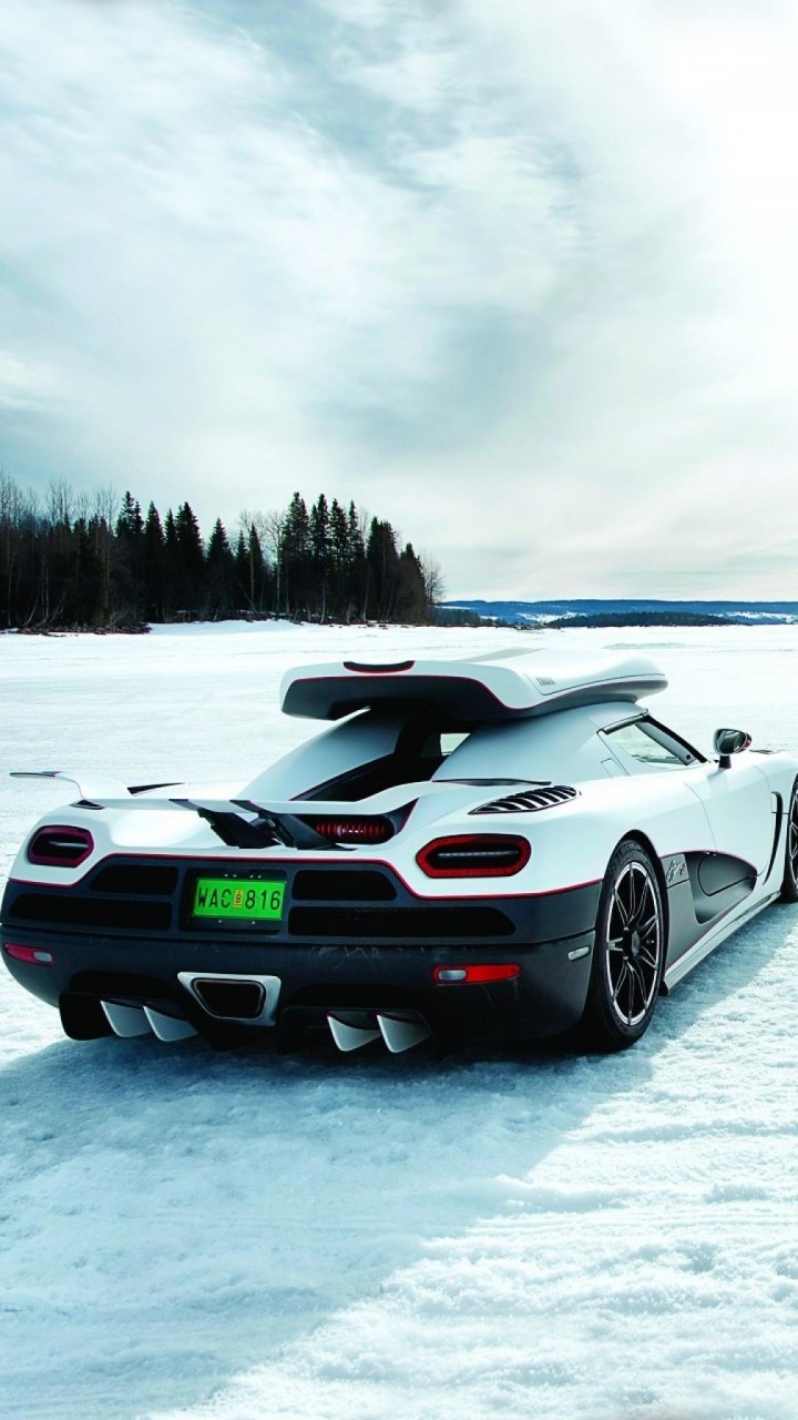 科技感十足的在雪地里的超级跑车手机图片