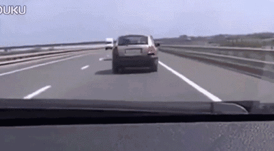 高速路“险象环生”的行车录像 危急时刻这么做才能救命