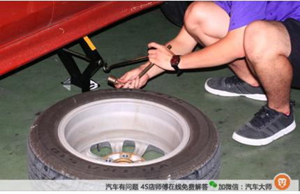 轮胎开飞20米女司机竟不知 “轮胎螺丝越跑越紧”是真的吗？