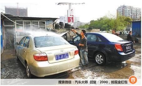 打蜡后洗车店小弟又让打蜡 看了洗车过程、他惊呆了