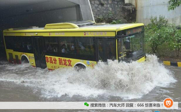 公交车在暴雨中来回穿梭  对于轿车来说应该注意这几点