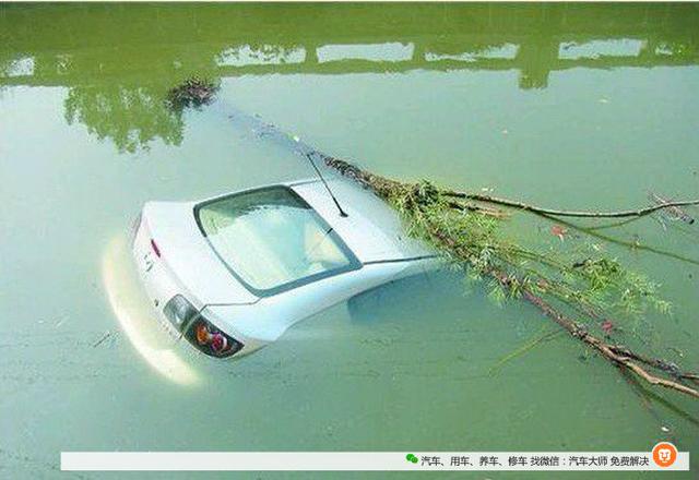 万一汽车掉进水中如何自救？ 做到这4步很重要！