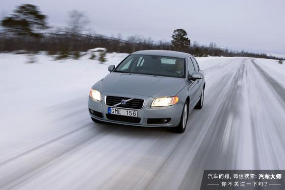 在冰雪路面怎么开车才能更安全？至少你要掌握这4点