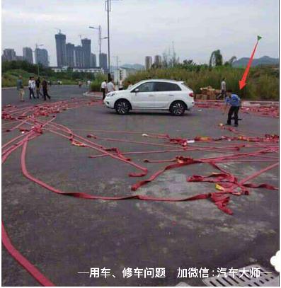 路上有系着红绳的车，老司机为什么要主动避让？只因是新车？