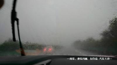 开车“遇到暴雨”看不清该怎么办？来看老司机如何处理！