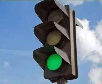 这些情况下“绿灯行”也会被罚，过马路一定得注意！