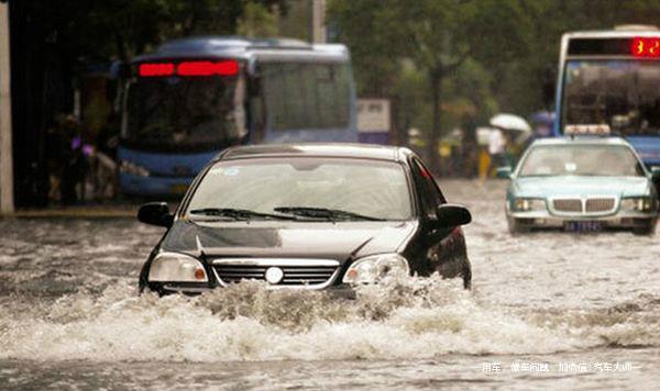 汽车能通过多深的积水，和排气管多高有关吗？