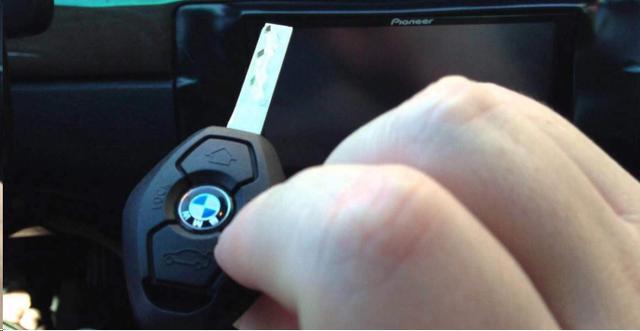 偶遇汽车遥控钥匙没电的尴尬时刻，这几个小妙招能快速解决问题