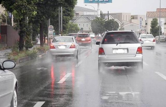 雨天开车注意事项，除了“慢”你还得学会这些，你都知道吗？