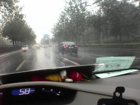 雨天行车除了降速，车主还应当注意什么？