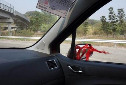 汽车上绑红布条是什么意思 你们那边有这样的习俗吗？