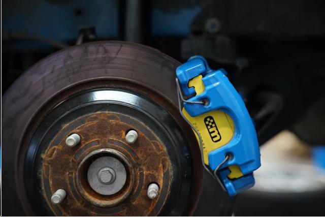 刹车系统的重中之重，如何判断刹车片需要更换？