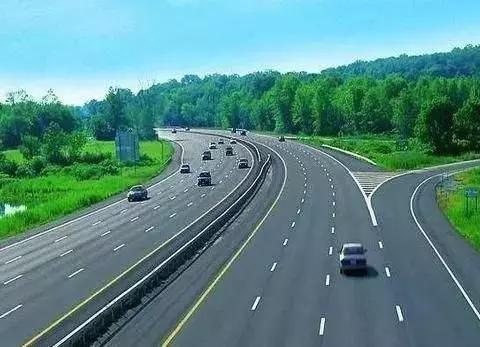 掌握4条高速公路行驶技巧，关键时候能救命