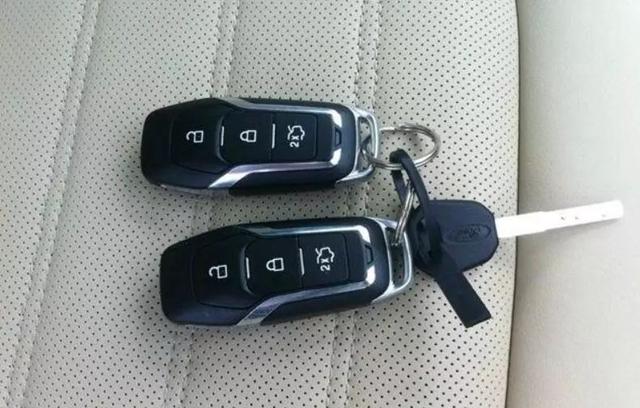 汽车钥匙被锁在车内怎么办？老司机一般都这么做