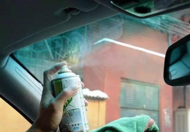 车窗上的雾水是这样来的，这几种方法可以完全将其清除