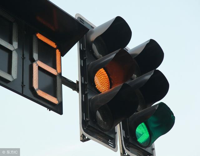 车辆转弯，行出停止线时黄灯变红，该停下还是继续通过？
