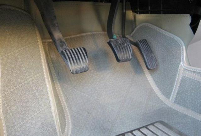 汽车脚垫不是随便买随便装，一个细节不注意卡住油门刹车很危险！