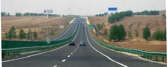 高速公路为什么不修成直线 弯弯曲曲的有什么道理？