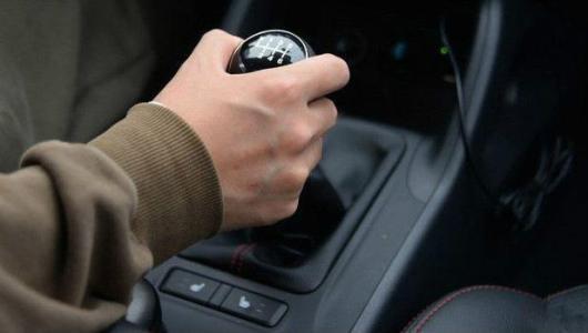 忘掉驾校里的坏习惯，这5条才是老司机应该有的开车技巧！