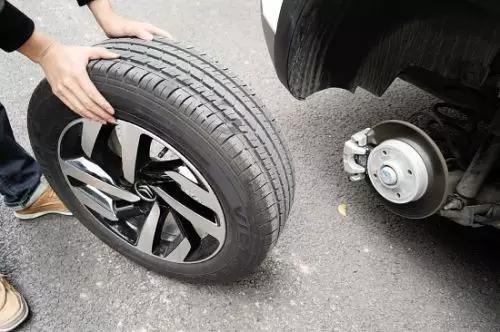 如果只换两条轮胎，应该装到前轮还是后轮？