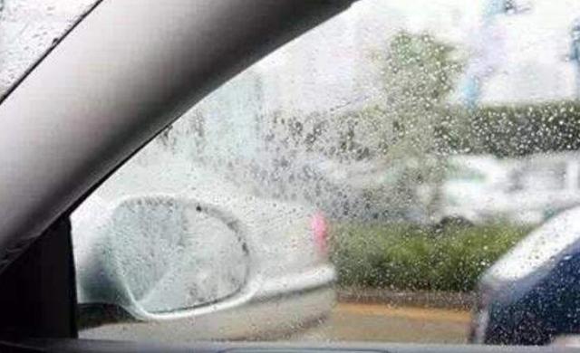 视线受阻、后视镜模糊，雨天行车应该注意什么？