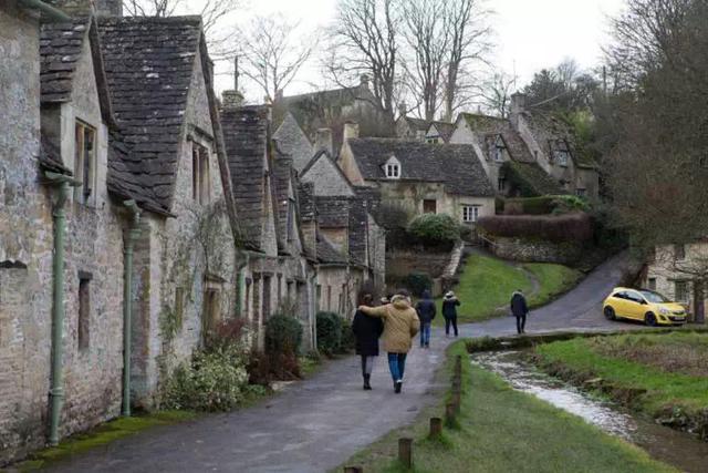 那个号称英国最美的小镇上的村民..最近要被一辆车逼疯了!!