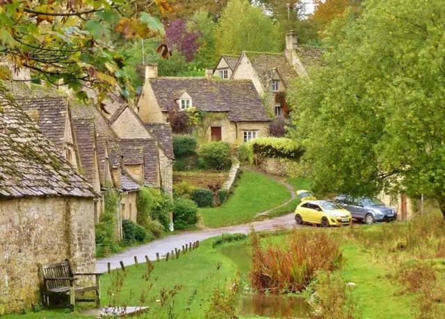那个号称英国最美的小镇上的村民..最近要被一辆车逼疯了!!