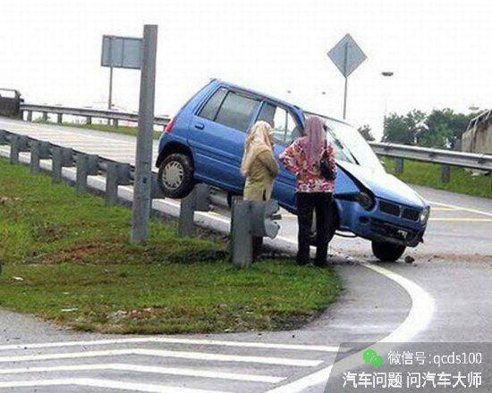 女司机敷面膜开车致闯红灯 交警看傻