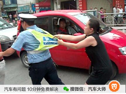 如果交警正对你停在路边的车拍照 千万别争辩你只需这样做