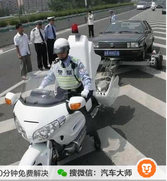 交警的摩托一“变形” 所有司机都傻了