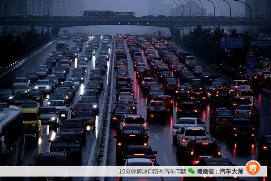 一场雨后 北京就成了全球最大的“汽车电影院”