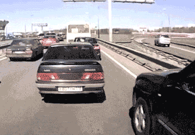 颠覆你的“汽车观” 看看俄罗斯司机怎么用汽车战斗的