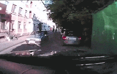 颠覆你的“汽车观” 看看俄罗斯司机怎么用汽车战斗的