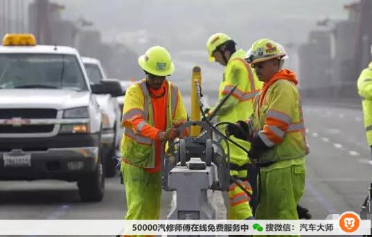 看呆！这个又大又笨的黄色怪车 却是美帝司机的安全保障