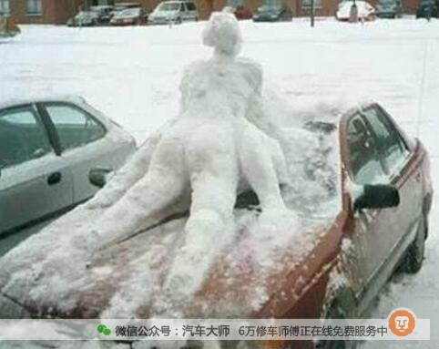 下雪天玩“车震” 结果成了冰雕